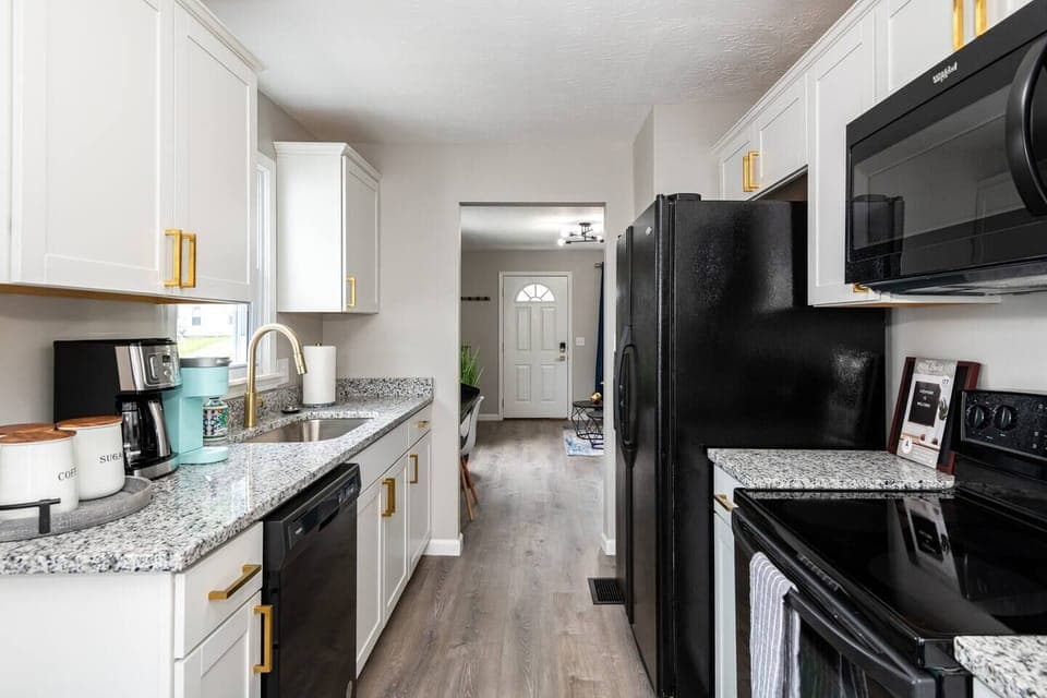 Prepare delicious meals in our brand new kitchen with modern amenities making your stay in Dayton even more enjoyable. 🍳