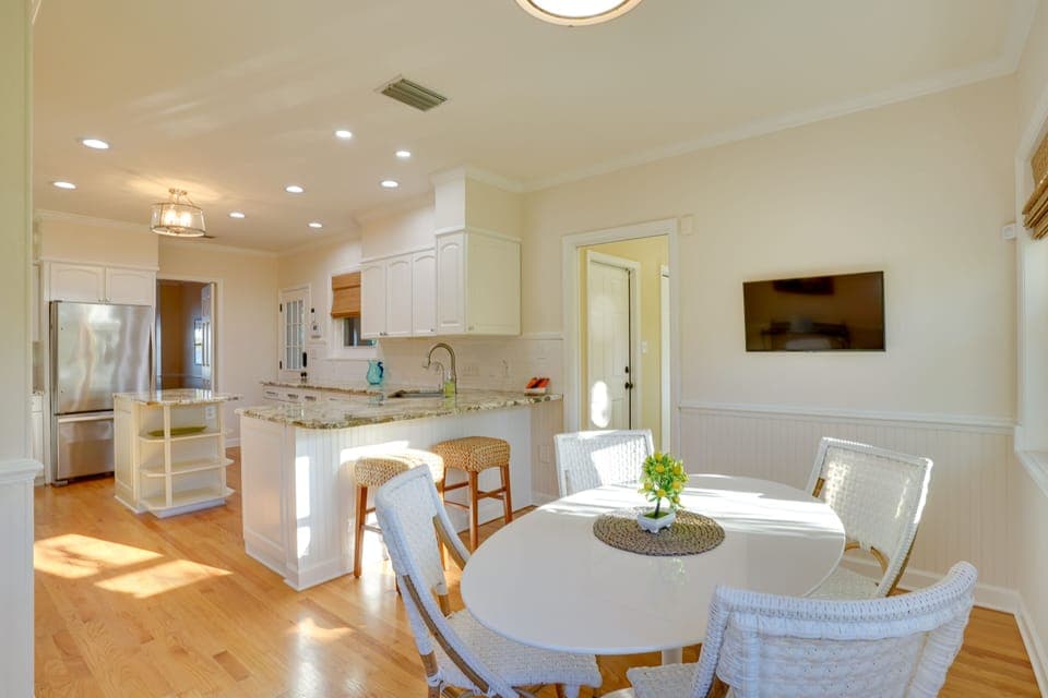 Kitchen Dining Area