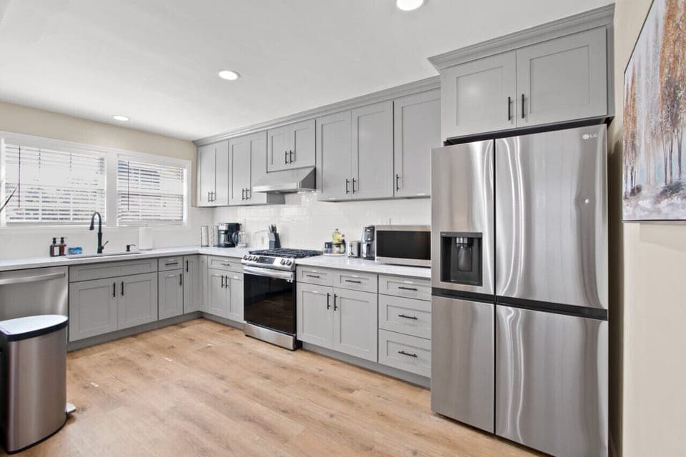 Cook up a feast in our well-equipped kitchen and enjoy your culinary masterpieces at our 6-person dining table.