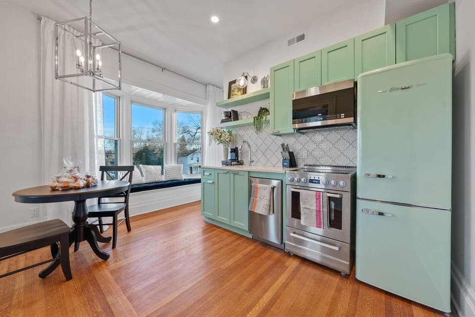 Kitchen & Dining