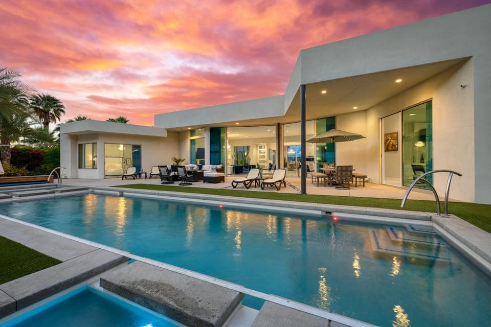 Stunning large pool.